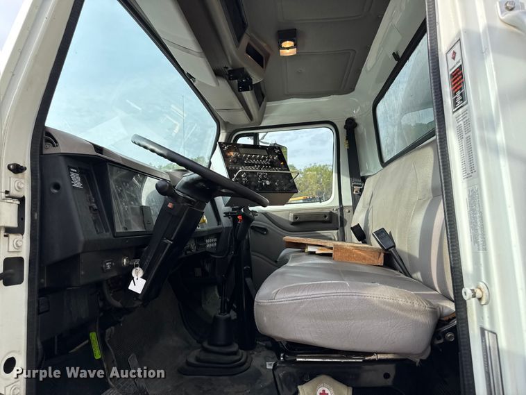 image for item EA1907 2002 International 4700 oil distributor truck