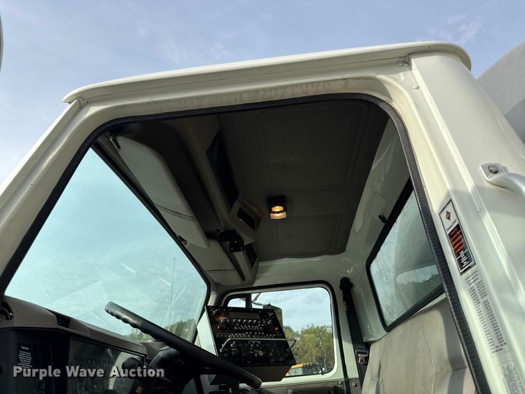 image for item EA1907 2002 International 4700 oil distributor truck