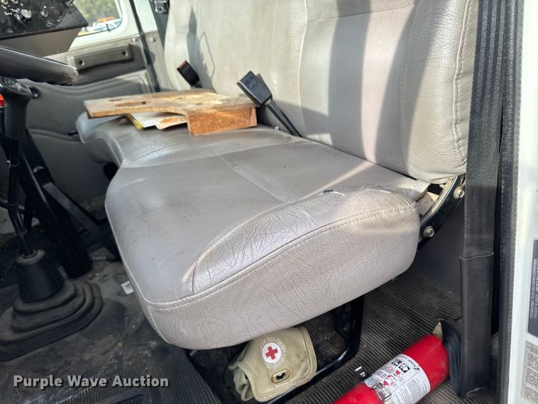 image for item EA1907 2002 International 4700 oil distributor truck