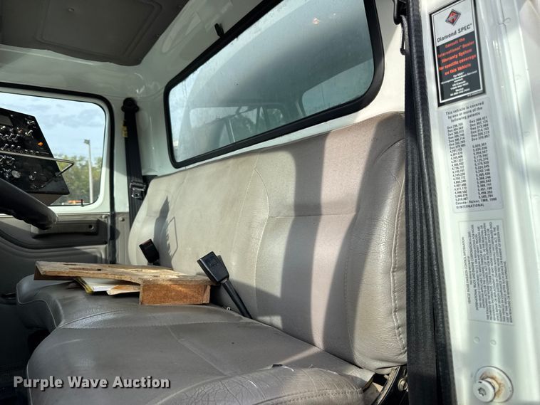 image for item EA1907 2002 International 4700 oil distributor truck