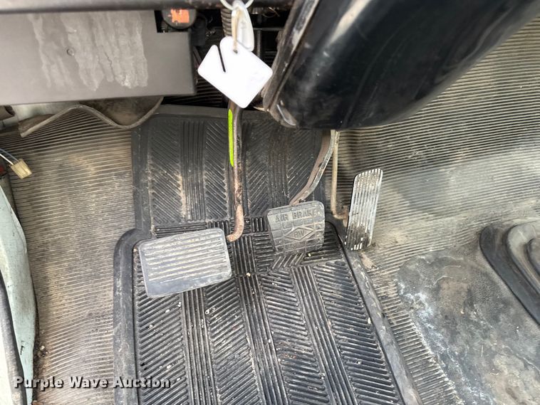 image for item EA1907 2002 International 4700 oil distributor truck