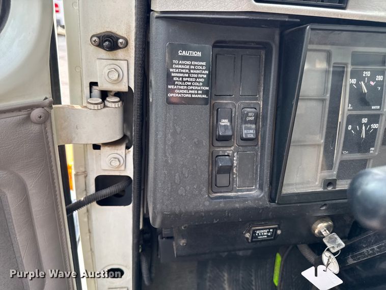 image for item EA1907 2002 International 4700 oil distributor truck