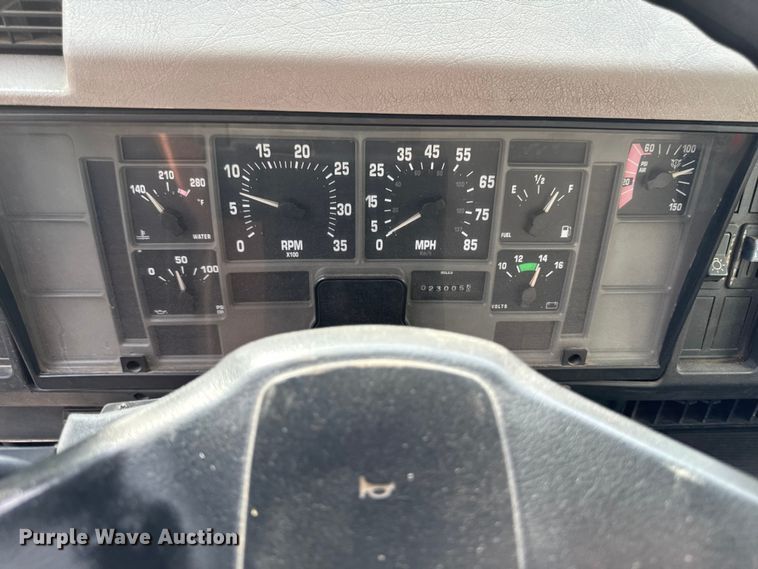 image for item EA1907 2002 International 4700 oil distributor truck