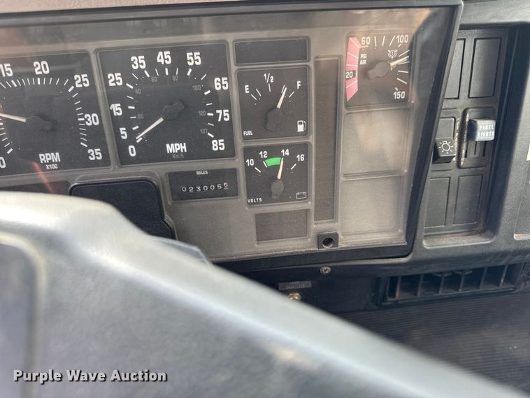 image for item EA1907 2002 International 4700 oil distributor truck