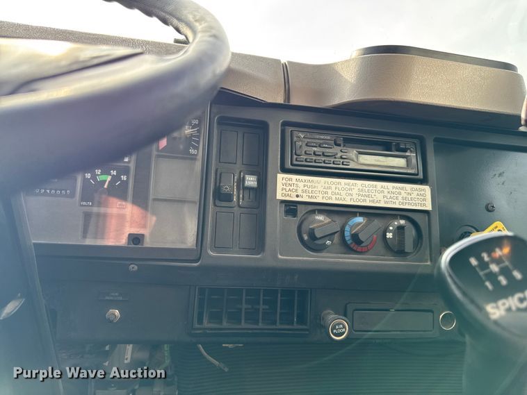 image for item EA1907 2002 International 4700 oil distributor truck