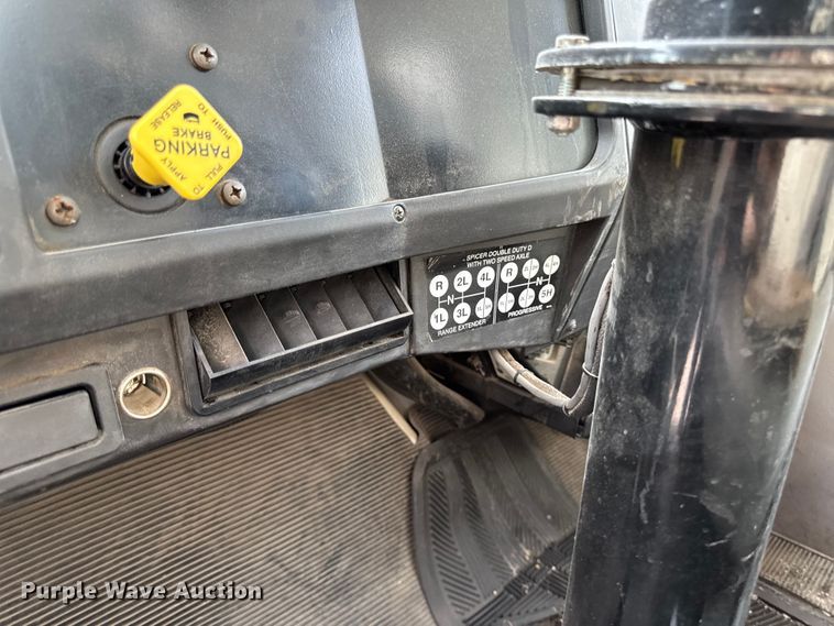 image for item EA1907 2002 International 4700 oil distributor truck