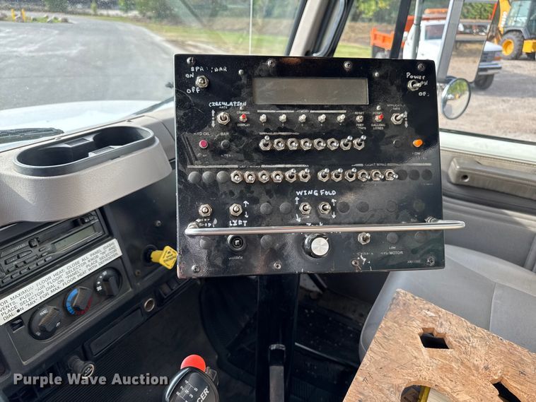 image for item EA1907 2002 International 4700 oil distributor truck