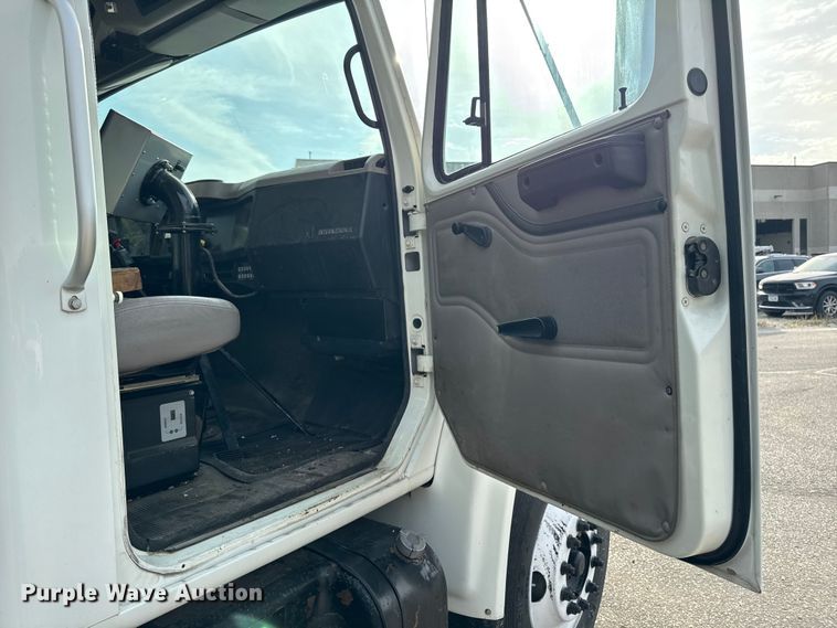 image for item EA1907 2002 International 4700 oil distributor truck