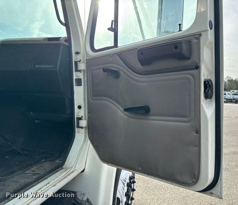 image for item EA1907 2002 International 4700 oil distributor truck