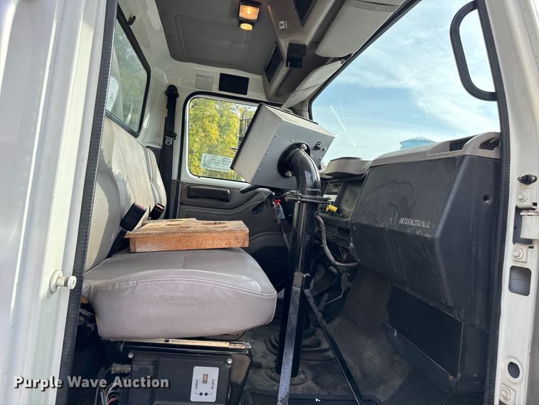 image for item EA1907 2002 International 4700 oil distributor truck