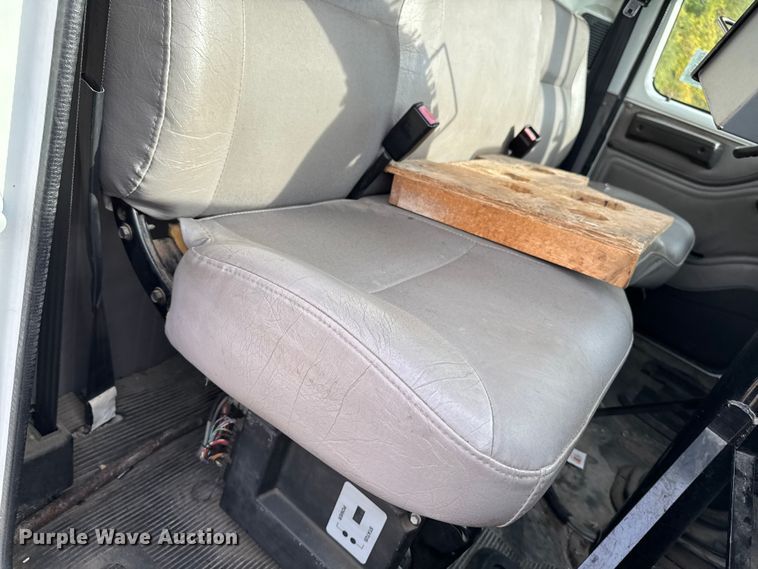 image for item EA1907 2002 International 4700 oil distributor truck