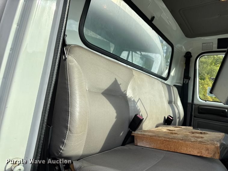 image for item EA1907 2002 International 4700 oil distributor truck