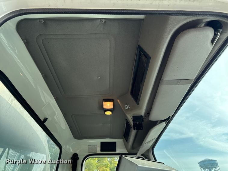 image for item EA1907 2002 International 4700 oil distributor truck