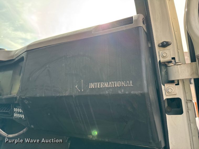 image for item EA1907 2002 International 4700 oil distributor truck