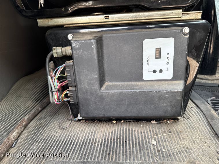 image for item EA1907 2002 International 4700 oil distributor truck