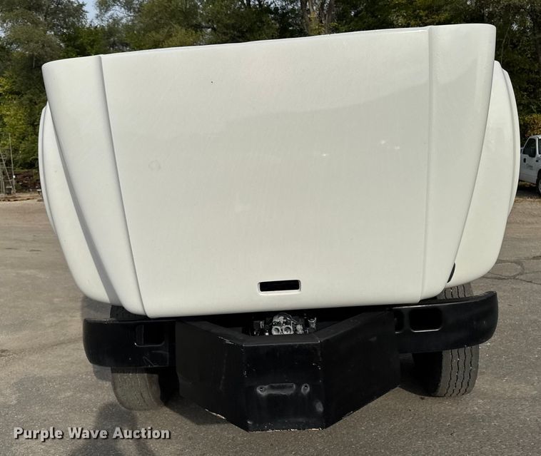 image for item EA1907 2002 International 4700 oil distributor truck