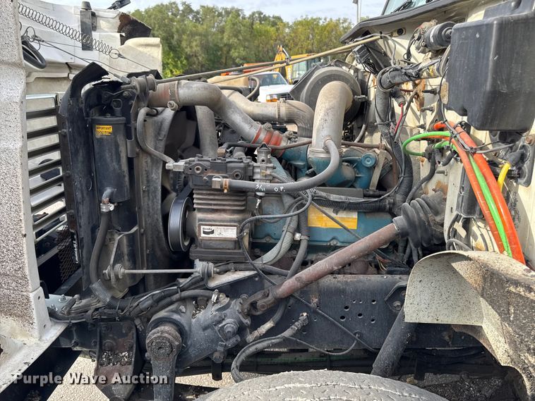 image for item EA1907 2002 International 4700 oil distributor truck