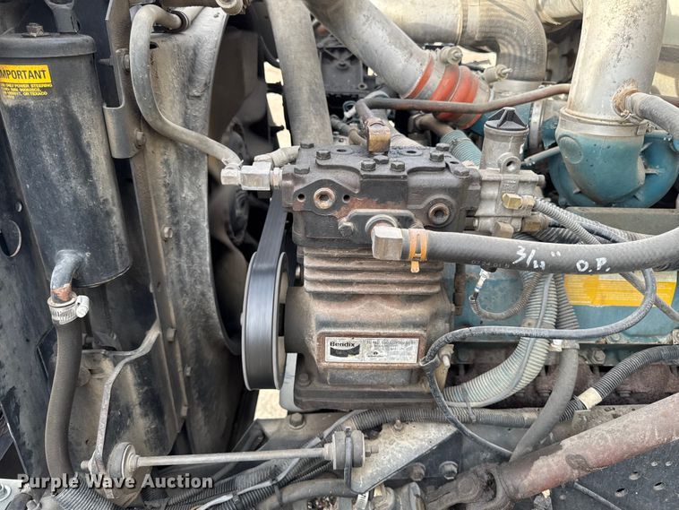 image for item EA1907 2002 International 4700 oil distributor truck