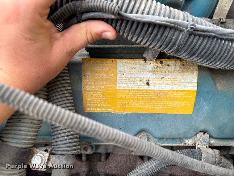 image for item EA1907 2002 International 4700 oil distributor truck