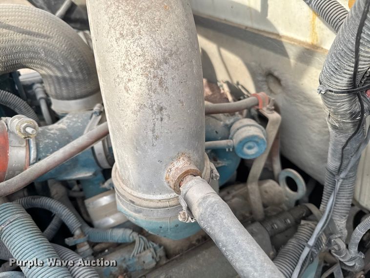 image for item EA1907 2002 International 4700 oil distributor truck