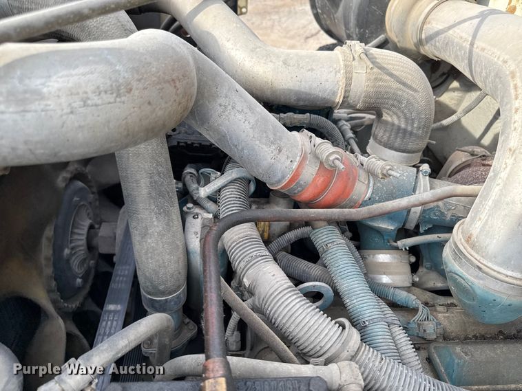 image for item EA1907 2002 International 4700 oil distributor truck