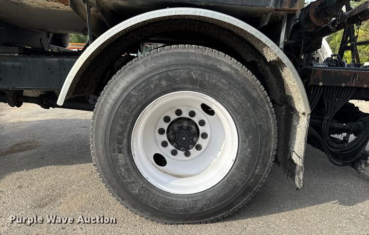 image for item EA1907 2002 International 4700 oil distributor truck