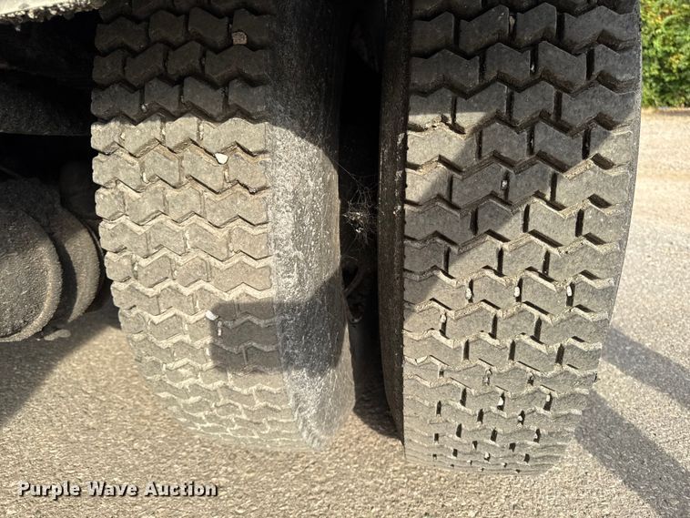 image for item EA1907 2002 International 4700 oil distributor truck