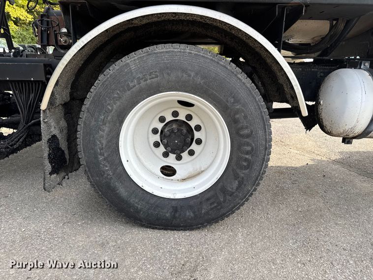 image for item EA1907 2002 International 4700 oil distributor truck