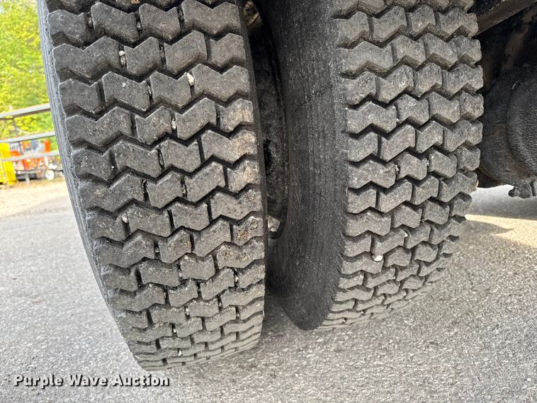 image for item EA1907 2002 International 4700 oil distributor truck