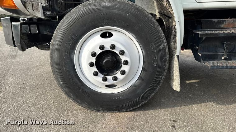 image for item EA1907 2002 International 4700 oil distributor truck