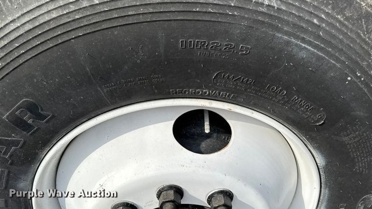 image for item EA1907 2002 International 4700 oil distributor truck