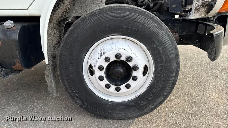 image for item EA1907 2002 International 4700 oil distributor truck