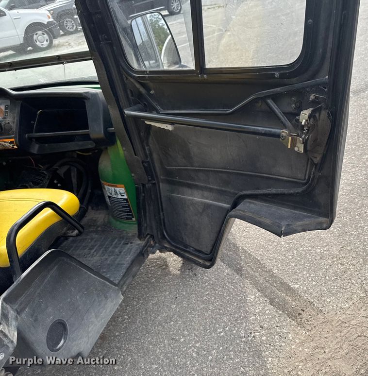 image for item EA1913 2015 John Deere 825I utility vehicle