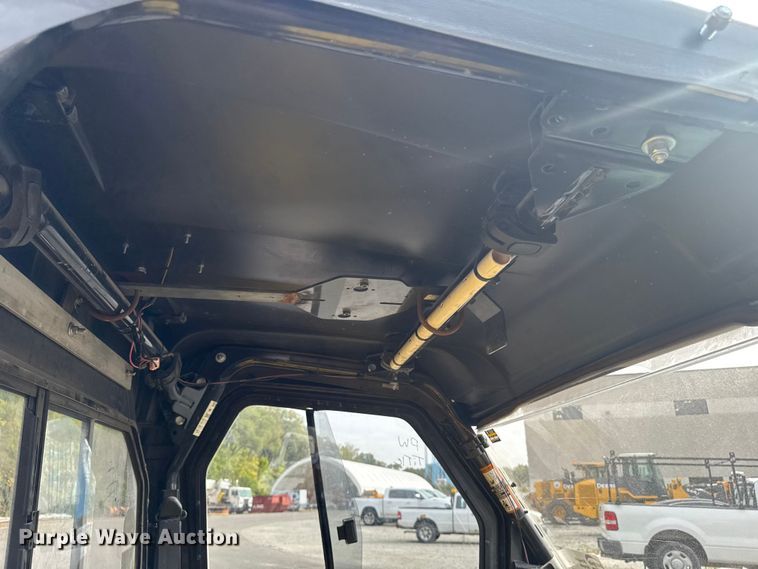 image for item EA1913 2015 John Deere 825I utility vehicle