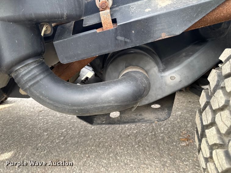 image for item EA1913 2015 John Deere 825I utility vehicle