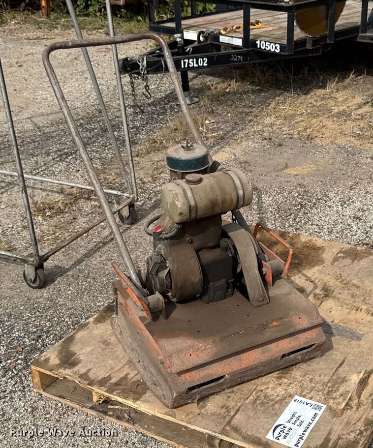 image for item EA1918 Plate compactor