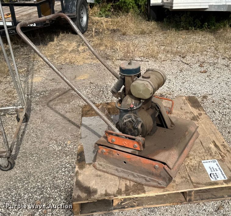 image for item EA1918 Plate compactor