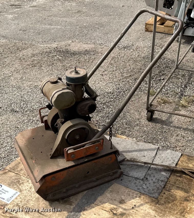 image for item EA1918 Plate compactor