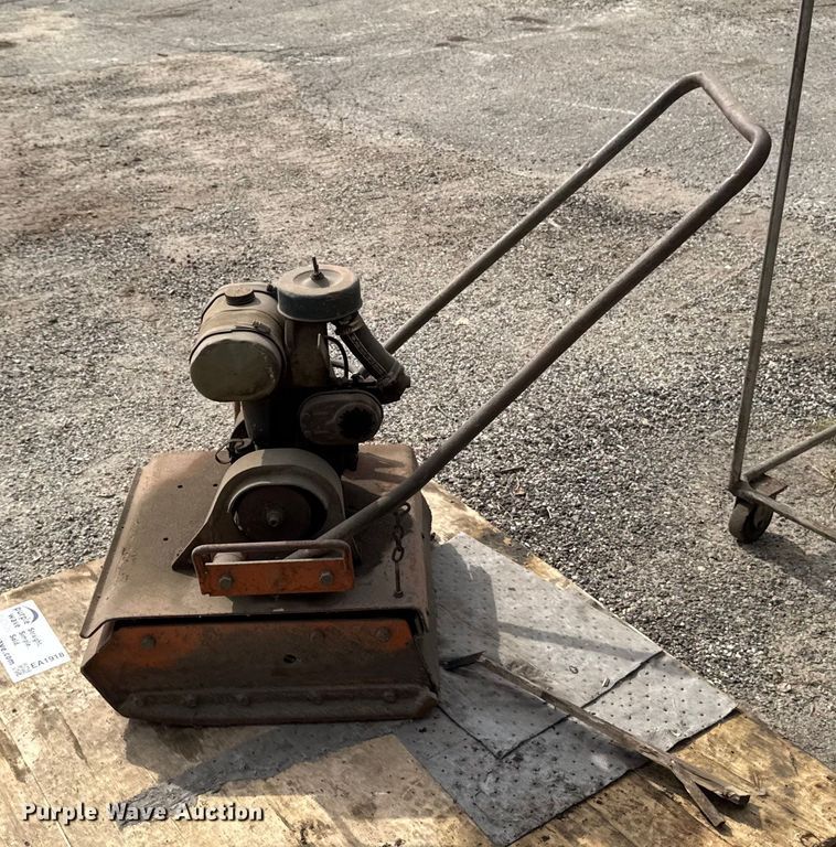 image for item EA1918 Plate compactor