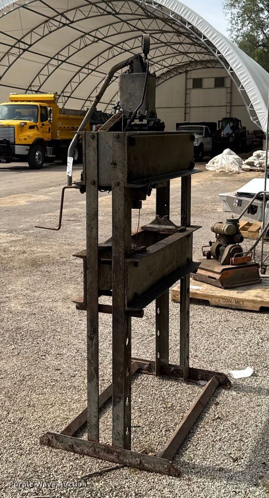 image for item EA1920 Hydraulic press