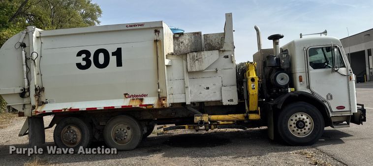 image for item EA1932 2014 Peterbilt 320 refuse truck