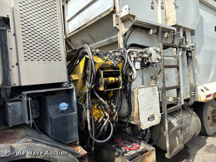 image for item EA1932 2014 Peterbilt 320 refuse truck