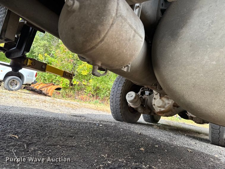 image for item EA1932 2014 Peterbilt 320 refuse truck