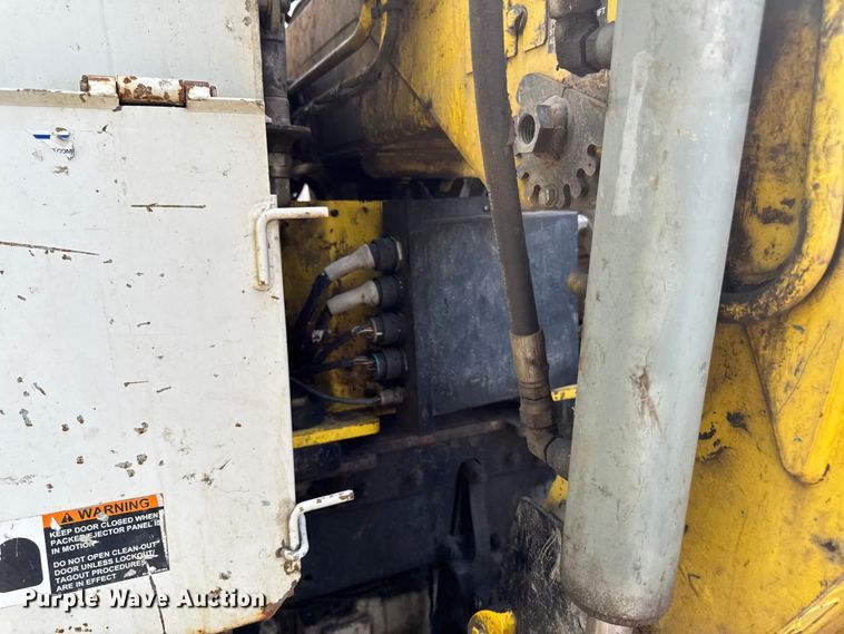 image for item EA1932 2014 Peterbilt 320 refuse truck