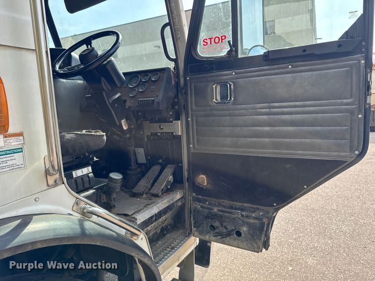 image for item EA1932 2014 Peterbilt 320 refuse truck