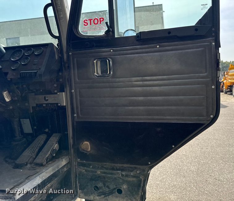 image for item EA1932 2014 Peterbilt 320 refuse truck