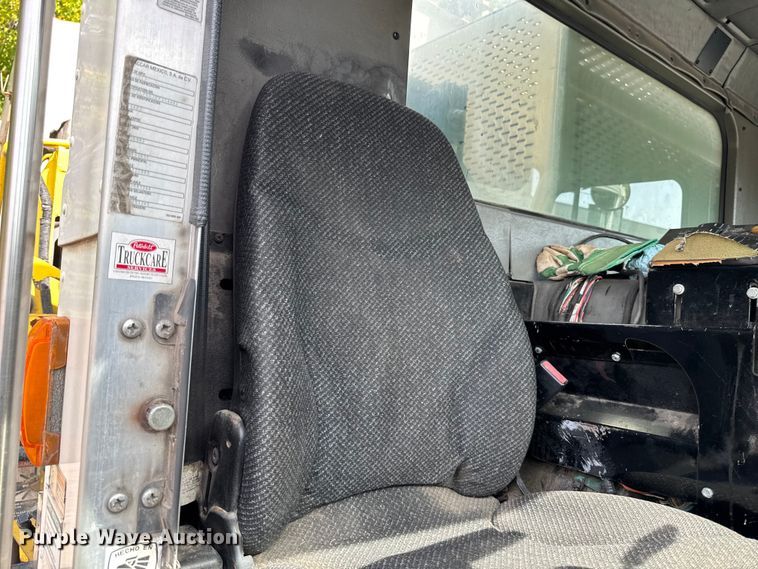 image for item EA1932 2014 Peterbilt 320 refuse truck