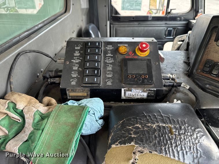 image for item EA1932 2014 Peterbilt 320 refuse truck