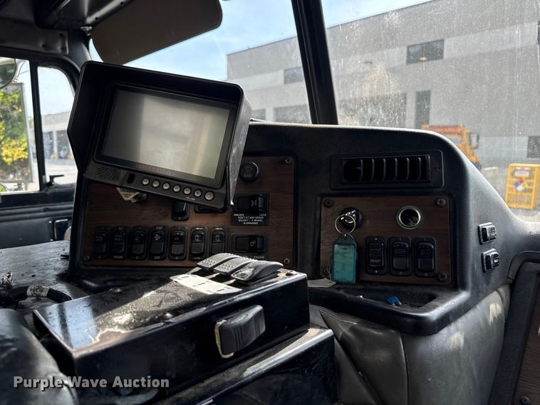 image for item EA1932 2014 Peterbilt 320 refuse truck