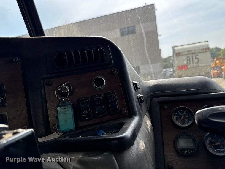 image for item EA1932 2014 Peterbilt 320 refuse truck